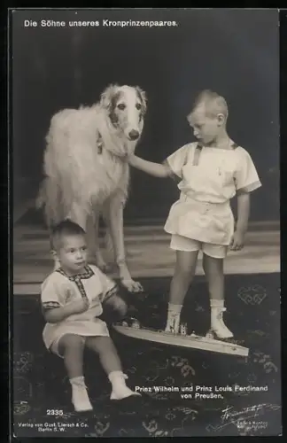 AK Die Söhne unseres Kronprinzenpaares, Prinz Wilhelm und Prinz Louis Ferdinand von Preussen mit Hund und Schiff