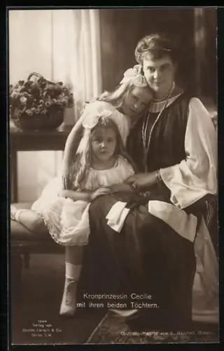 AK Kronprinzessin Cecilie von Preussen mit ihren beiden Töchtern