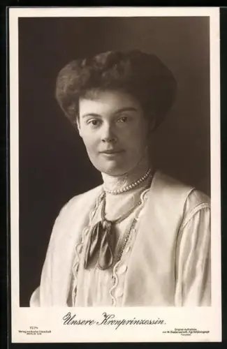 AK Portrait Kronprinzessin Cecilie in edler Bluse mit Perlenkette