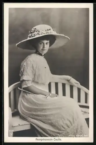 AK Kronprinzessin Cecilie mit Blumenhut auf Bank