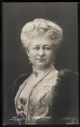 AK Portrait Kaiserin Auguste Victoria von Preussen mit Perlenschmuck