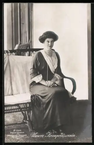 AK Kronprinzessin Cecilie auf einer stoffbespannten Bank