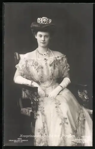 AK Kronprinzessin Cecilie in besticktem Kleid trägt Krone und Ketten