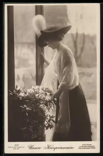 AK Kronprinzessin Cecilie steht am Fenster