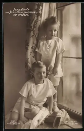 AK Kronprinz Wilhelm und Prinz Louis Ferdinand von Preussen am Fenster
