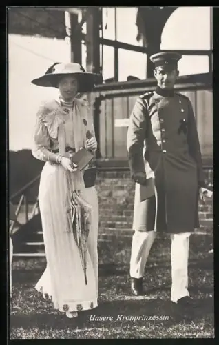 AK Kronprinzessin Cecilie in elegantem Kleid nebst Begleiter