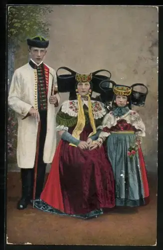 AK Familie in Trachten aus Schaumburg-Lippe