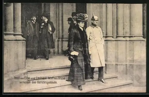 AK Frau von Elbe und Leutnant Wolf von Kruse verlassen das Gerichtsgebäude