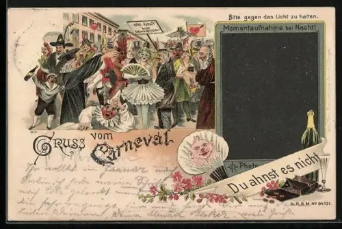 AK Gruss vom Carneval, Kostümierte mit Schild, Momentaufnahme eines Paares bei Nacht, Halt gegen das Licht