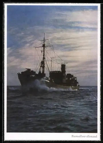 AK Schiff der Kriegsmarine auf dem Wasser im Dämmerungslicht