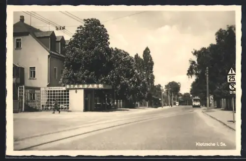 AK Dresden-Klotzsche, Standard Tankstelle beim Gasthof Schänkhubel, Strassenbahn