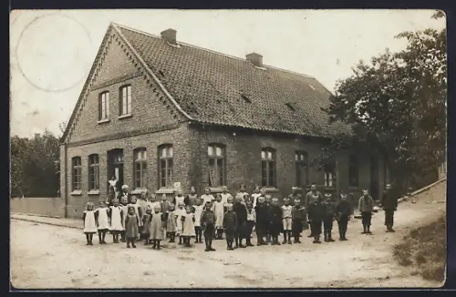 Foto-AK Münsterdorf, Kinder vor dem Schulhaus