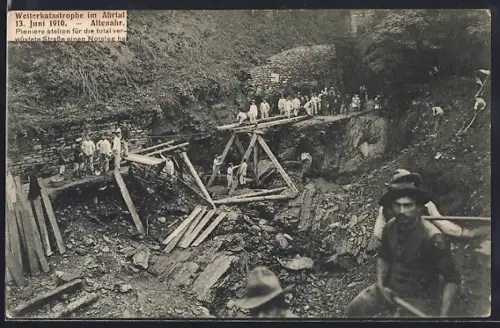 AK Altenahr im Ahrtal, Wetterkatastrophe 1910, Pioniere stellen für die total verwüstete Strasse einen Notsteg her