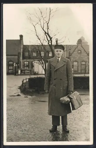 Foto-AK Bohmte, Junge in Mantel vor dem Bahnhof