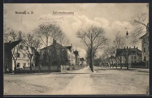 AK Neuburg / Donau, Blick in die Bahnhofstrasse