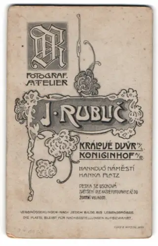 Fotografie J. Rublic, Králové Dvur, Hanka Platz, Monogramm und Blumen-Dekor im Jugendstil