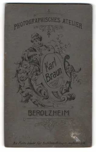 Fotografie Karl Braun, Berolzheim, Junge mit Kopfschmuck und Ranken-Dekor