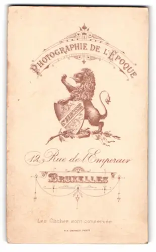 Fotografie Gustave Narcisse, Bruxelles, Rue de l`Empereur 12, Löwe mit Wappen auf einem Lorbeerzweig
