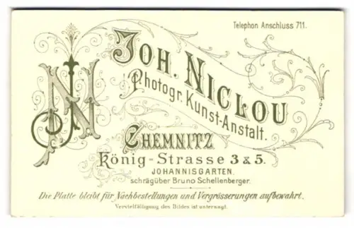 Fotografie Joh. Niclou, Chemnitz, Königstrasse 3 & 5, Initialen des Fotografen verziert mit Ranken