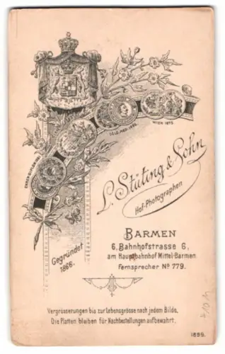 Fotografie L. Stüting & Sohn, Barmen, Bahnhofstrasse 6, Wappen mit Medaillen und Blumenranken