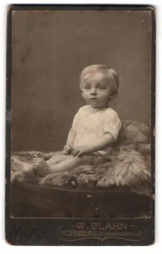 Fotografie W. Glahn, Nürnberg, Allersbergerstrasse 51, Franz Bimbach auf einem Fell 1910