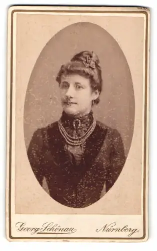 Fotografie Georg Schönau, Nürnberg, Bayreuther Strasse, Porträt einer Dame mit elegantem Kleid