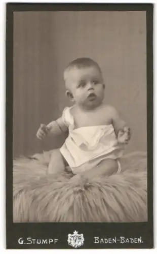 Fotografie G. Stumpf, Baden-Baden, Lichtentalerstrasse 57, Porträt eines 7 Monate alten Kindes