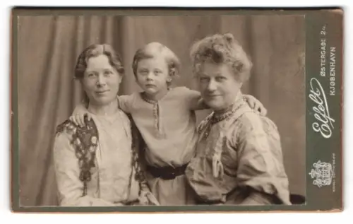 Fotografie Elfeldt, Kjøbenhavn, Østergade 24, Porträt einer Familie