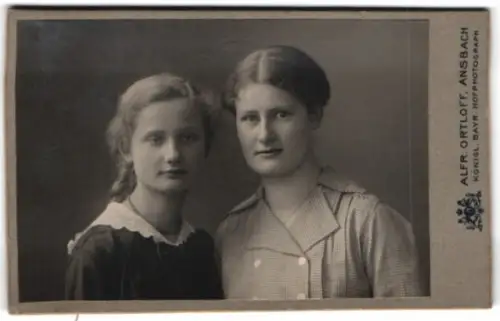 Fotografie Alfr. Ortloff, Ansbach, Karolinenstr. 25, Zwei junge Frauen 1917