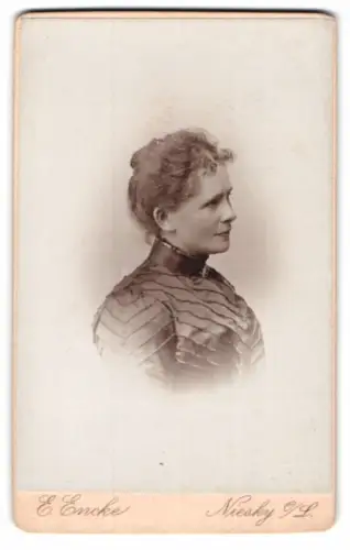 Fotografie E. Encke, Niesky O. L., Profilansicht von Gertrud Ludwig, gewidmet meinem Theo 1903