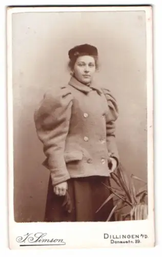 Fotografie J. Simson, Dillingen a. D., Donaustrasse 39, Frau in eleganter Jacke 1897