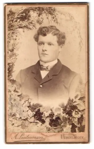 Fotografie A. Lauterwasser, Überlingen, Johann Moek im Blumenrahmen