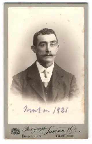 Fotografie Samson & Co, Brüssel, Porträt eines Mannes mit Schnurrbart 1921