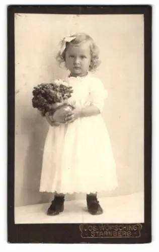 Fotografie Jos. Worsching, Starnberg, Mädchen mit Blumenstrauss