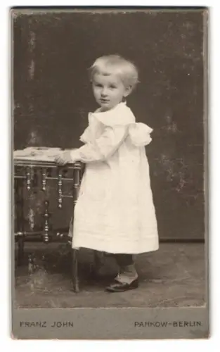 Fotografie Franz John, Pankow-Berlin, Kreuzstrasse 16, Uliquase weissem Kleid