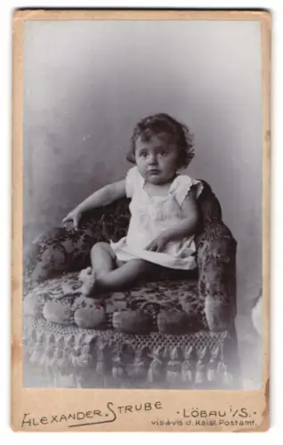 Fotografie Alexander Strube, Löbau i. S., Kind auf gepolstertem Sessel
