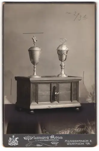Fotografie Ludwig Holl, Mergentheim, Aussteuertruhe mit Pokalen