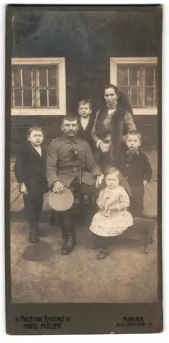 Fotografie Hans Möller, München, Soldat in Feldgrau Uniform mit Grabendolch nebst seiner Familie, Kriegsausmarsch