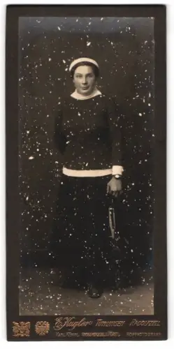 Fotografie E. Kugler, Tuttlingen, junge Frau mit Schlittschuhen im Atelier, Schnee Montage