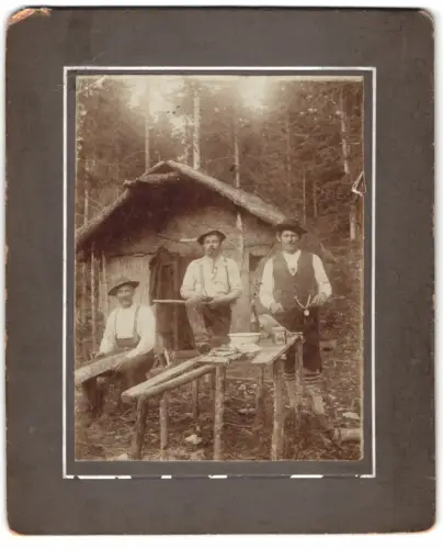 Fotografie unbekannter Fotograf und Ort, Holzfäller / Forstwirte mit Axt und Säge, schleifen ihre Werkzeuge