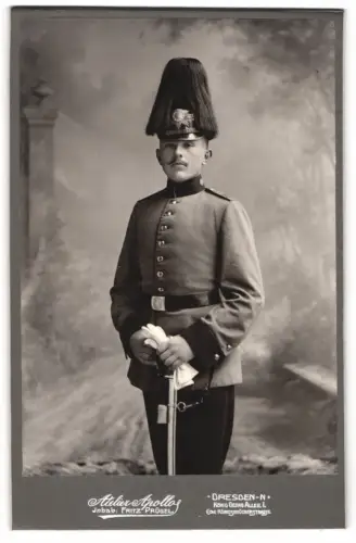 Fotografie Apollo, Dresden, sächsischer Soldat in Uniform Rgt. 12 mit Pickelhauen Rosshaarbusch und Säbel
