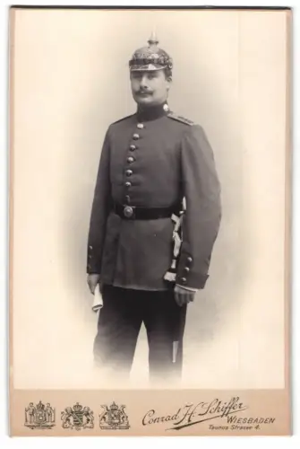 Fotografie Conrad H. Schiffer, Wiesbaden, Einjährig-Freiwilliger Soldat in Uniform mit Pickelhaube Preussen