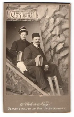 Fotografie Atelier Ney, Berchtesgaden, Ansicht Berchtesgaden, Besucher des Salzbergwerk als Bergleute auf Schlitten