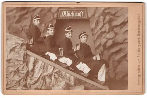 Fotografie Ney, Berchtesgaden, Ansicht Berchtesgaden, Besuchergruppe des Salzbergwek als Bergleute auf der Rutsche