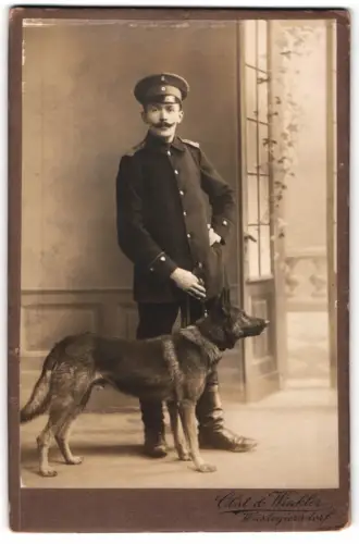 Fotografie Obst & Winkler, Wüstegiersdorf / Gluszyca, Soldat in Bahnschutz Uniform mit Schutzhund Diensthund Schäferhund