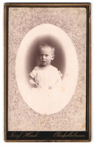 Fotografie Josef Henk, Oberhollabrunn, junges Kind mit Perlenkette im Passepartout
