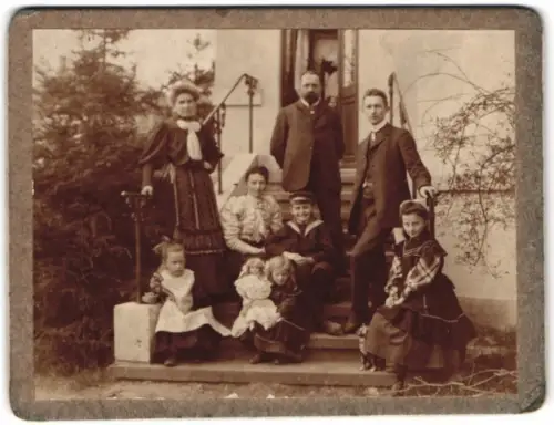 Fotografie unbekannter Fotograf und Ort, Familie mit ihren fünf Kindern samt grosser Puppe im Arm