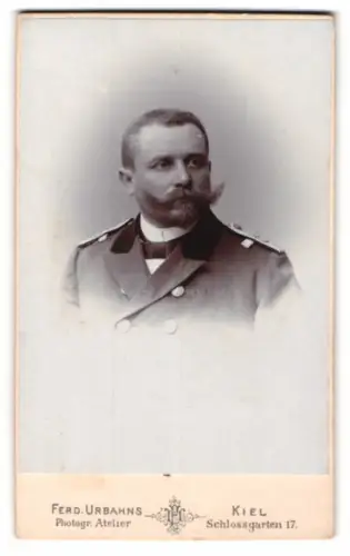 Fotografie Ferd. Urbahns, Kiel, Marine Offizier in Uniform mit Mustasch