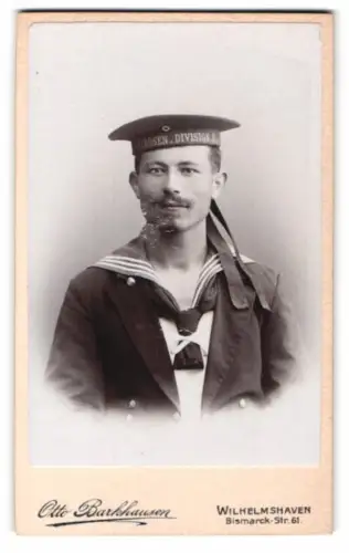 Fotografie Otto Barkhausen, Wilhelmshaven, junger Matrose in Uniform mit Mützenband: Matrosen Division II.
