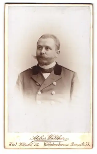 Fotografie Walther, Kiel, Offizier der Kaiserlichen Marine in Uniform
